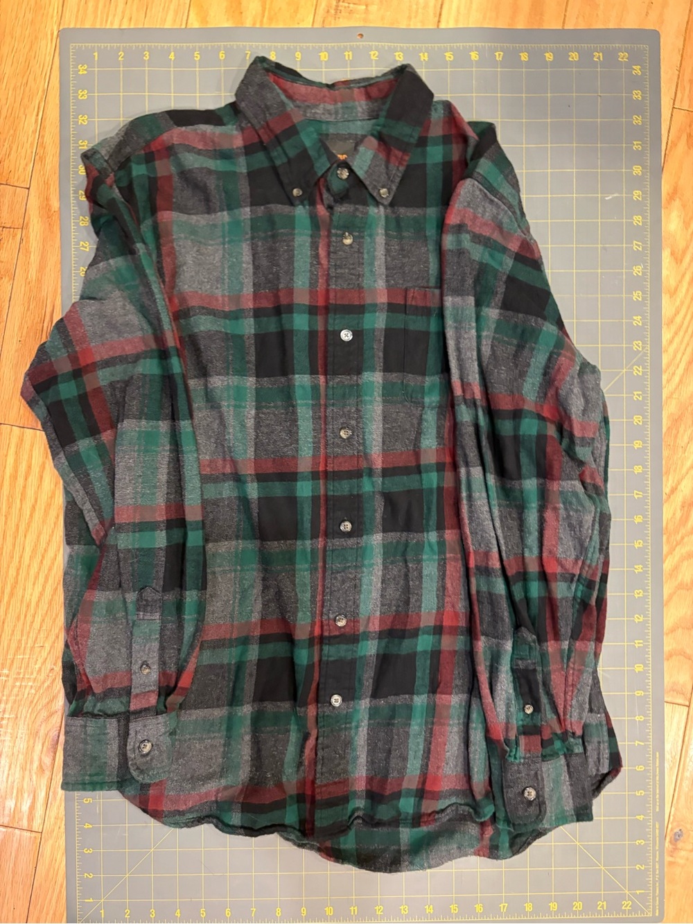 Redmond Men's Green and Red Plaid Long-Sleeve Button-Down Shirt